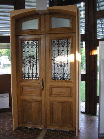 DOUBLE WING OF THE DOOR, MOLDING, LARGE FRAME AND CURVED TRANSOM