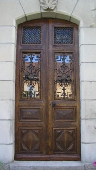 Porte semi vitrée avec imposte vitrée et grille fonte 1870.